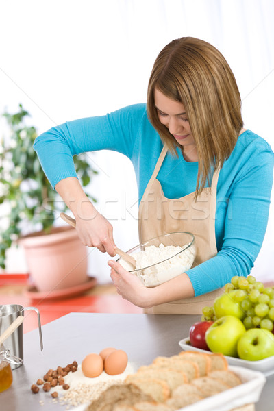 Foto d'archivio: Cottura · donna · sorridente · sani · ingredienti · casa