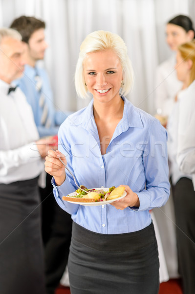 Glimlachend zakenvrouw bedrijf lunch buffet houden Stockfoto © CandyboxPhoto