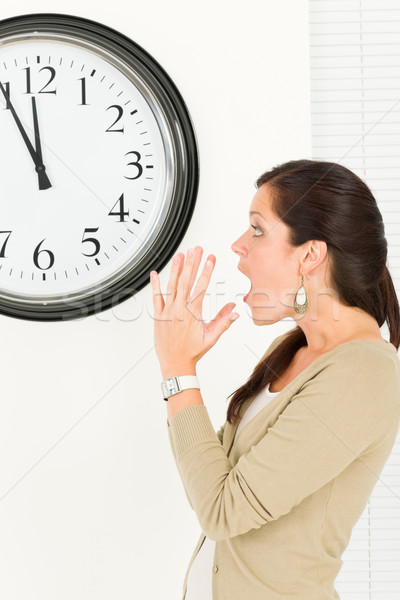 [[stock_photo]]: étonné · ponctuel · femme · d'affaires · regarder · horloge · chronométrage