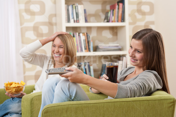 Studentów dwa kobiet nastolatek oglądanie telewizji jedzenie Zdjęcia stock © CandyboxPhoto
