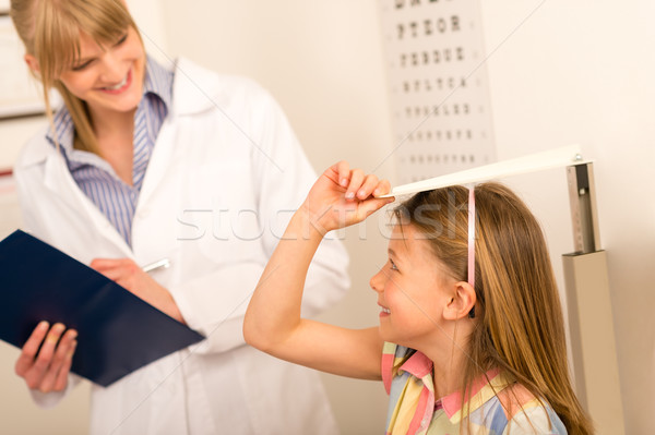 Pédiatre mesure hauteur petite fille jeune fille médicaux Photo stock © CandyboxPhoto