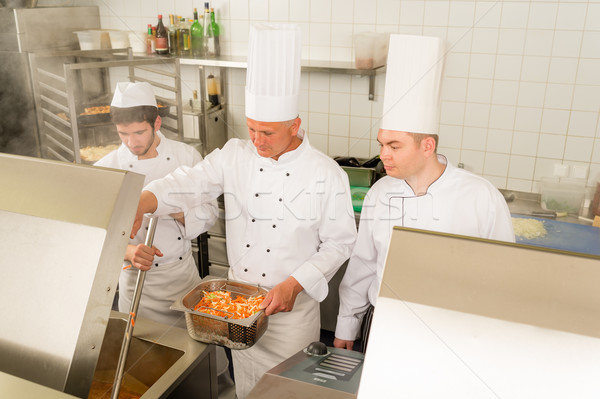 Profesional bucătar-şef găti alimente bucătărie echipă Imagine de stoc © CandyboxPhoto
