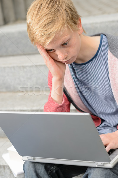 Plictisit student folosind laptop şedinţei exterior Imagine de stoc © CandyboxPhoto