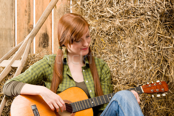 Jeunes pays femme jouer guitare grange [[stock_photo]] © CandyboxPhoto