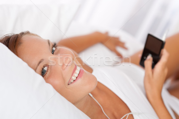 Genç kadın mp3 çalar kulaklık beyaz kadın Stok fotoğraf © CandyboxPhoto