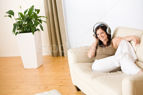 Foto stock: Mulher · fones · de · ouvido · ouvir · música · salão · planta