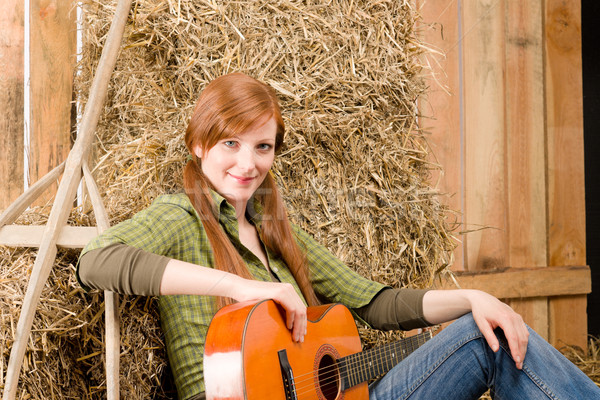 Jeunes pays femme jouer guitare grange [[stock_photo]] © CandyboxPhoto