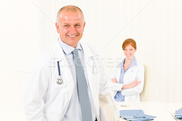 Foto stock: Médico · equipe · senior · sorridente · masculino · mulher · jovem
