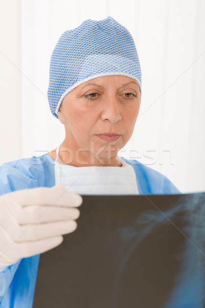 Foto stock: Senior · cirurgião · feminino · manter · raio · x · global