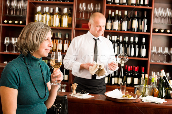 Stock foto: Weinbar · Senior · Frau · genießen · Weinglas · Barkeeper