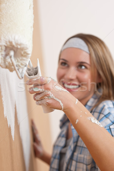 ストックフォト: 家の修繕 · 若い女性 · 絵画 · 壁 · 塗料 · ホーム