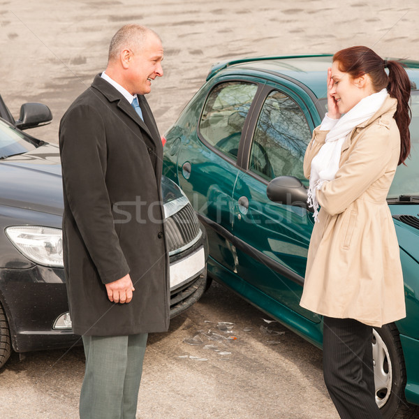 Om femeie vorbesc maşină prăbuşi trist Imagine de stoc © CandyboxPhoto