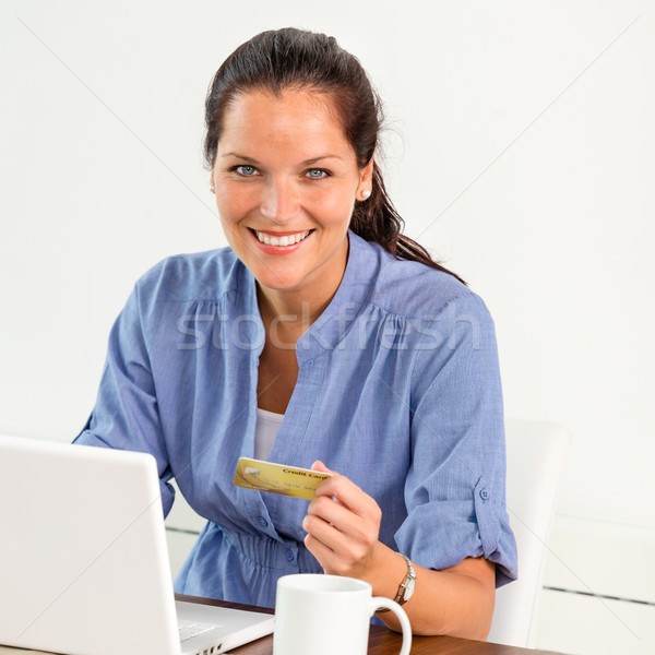 Glimlachende vrouw betalen online bancaire home Stockfoto © CandyboxPhoto
