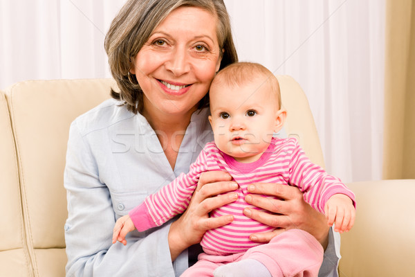 Foto stock: Avó · manter · pequeno · menina · sorridente · senior