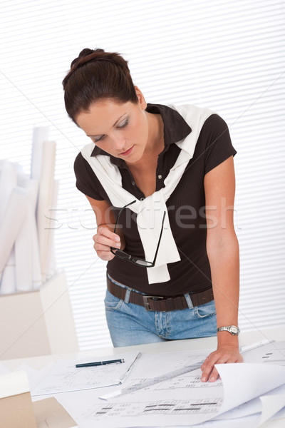 Stockfoto: Jonge · vrouwelijke · architect · plannen · kantoor · vrouw