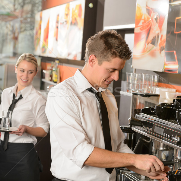 商业照片: 年轻 · 服务员 · 小姐 · 工作的 · 酒吧