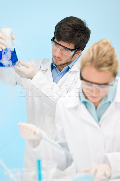 Gripa virus experiment om de ştiinţă laborator purta Imagine de stoc © CandyboxPhoto