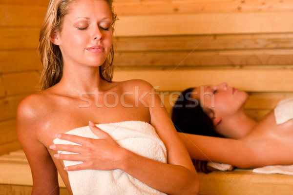 Sauna zwei Frauen entspannenden Schwitzen bedeckt Handtuch Stock foto © CandyboxPhoto