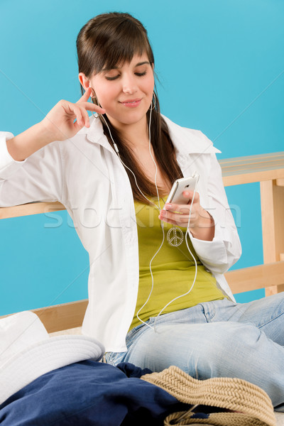 商業照片: 夏天 · 年輕女子 · 聽 · 音樂 · mp3播放器 · 坐在