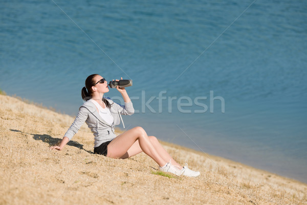 été sport s'adapter femme boire une bouteille d'eau [[stock_photo]] © CandyboxPhoto