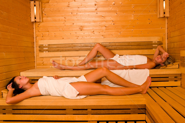 Sauna doua femei relaxare prosop doua sănătos Imagine de stoc © CandyboxPhoto