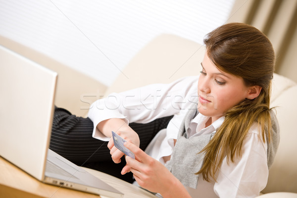 [[stock_photo]]: Maison · Shopping · femme · carte · de · crédit · portable · salon