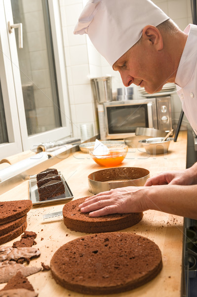 Cocinar cocina pastel de chocolate capas masculina Foto stock © CandyboxPhoto