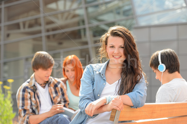 Studenten Mädchen Sitzung außerhalb Campus Freunde Stock foto © CandyboxPhoto
