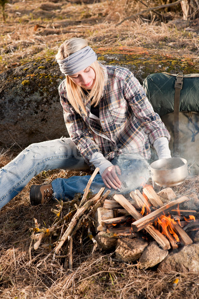 Stockfoto: Wandelen · vrouw · rugzak · kok · kampvuur · jonge