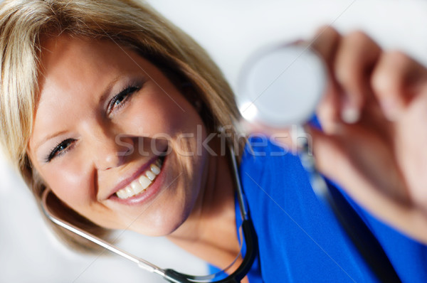 Nővér érett cserjék magasra tart sztetoszkóp mosoly Stock fotó © cardmaverick2
