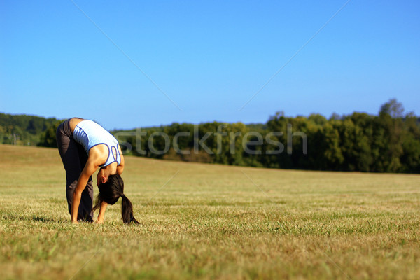 Foto d'archivio: Ragazza · yoga · campo · estate · prato