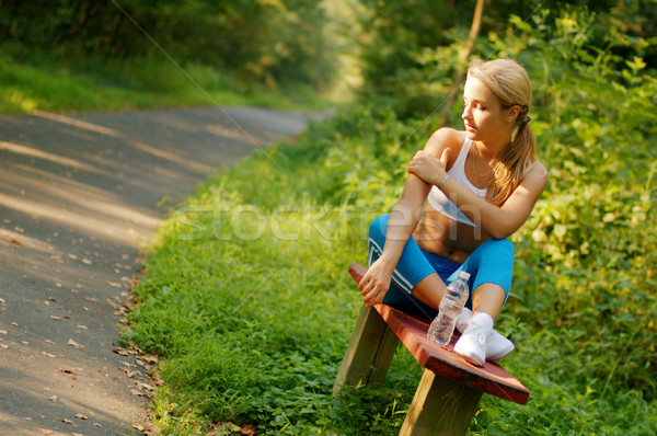 Foto stock: Bastante · jóvenes · corredor · joven · forestales · nina