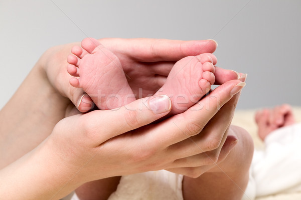 Foto stock: Madre · piernas · bebé · nino · manos