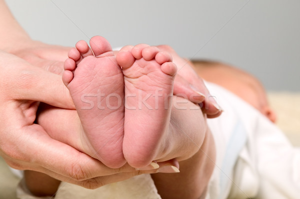 [[stock_photo]]: Mère · jambes · bébé · garçon · mains