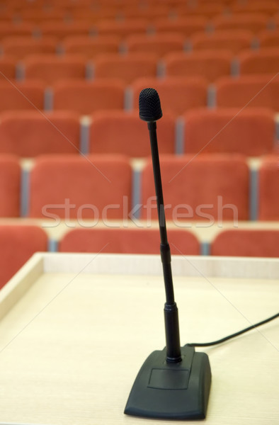 Foto stock: Preto · microfone · em · pé · auditório · vermelho · cadeiras