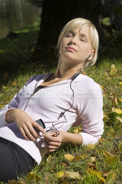 Lány élvezi nap aranyos szőke hallgat Stock fotó © carlodapino