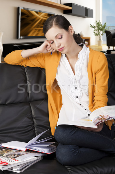 Meisje lezing boek elleboog Maakt een reservekopie Stockfoto © carlodapino