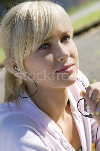 Szabadtér portré csinos lány hallgat zene Stock fotó © carlodapino