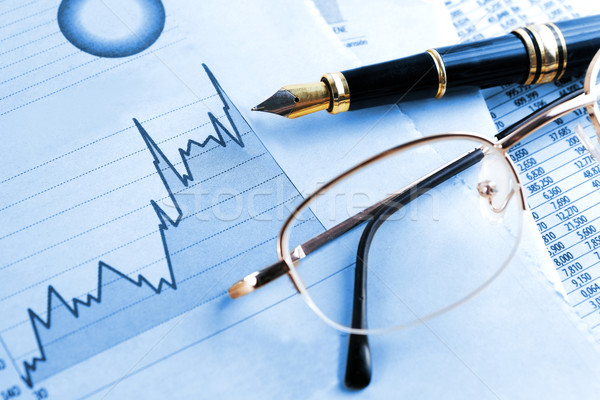 Finanzen wirtschaftlich Grafiken Gläser Arbeit Hintergrund Stock foto © carloscastilla
