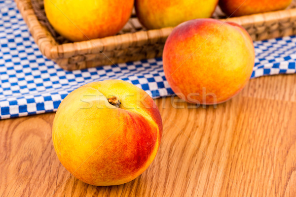 Frescos duraznos cesta mesa de madera alimentos madera Foto stock © Carpeira10