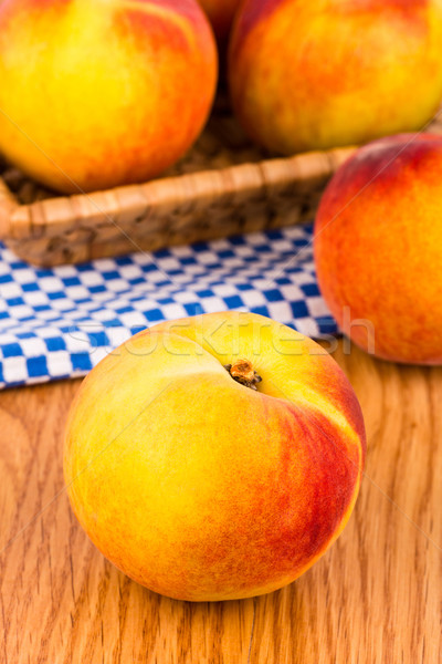 Frescos duraznos cesta mesa de madera alimentos frutas Foto stock © Carpeira10