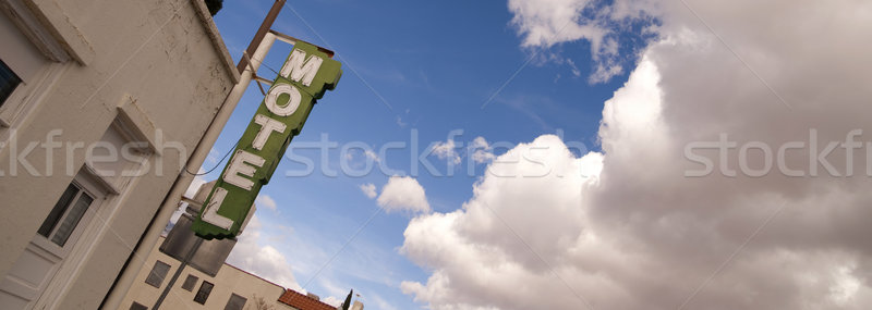 Neon motel imzalamak mavi gökyüzü beyaz bulutlar Stok fotoğraf © cboswell