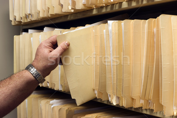 Menschlichen Hand Datei Ordner aus Regal Client Stock foto © cboswell
