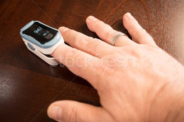 Ponta do dedo oxigênio sensor pulso taxa saúde Foto stock © cboswell