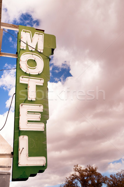 Neon motel teken blauwe hemel witte wolken Stockfoto © cboswell