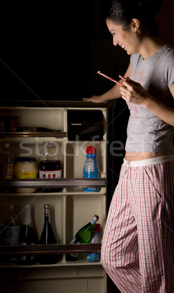 Middernacht snack vrouw pyjama voedsel nacht Stockfoto © cboswell