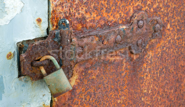 Rozsdás zárolt szilárd fém ajtó zsanér Stock fotó © cboswell