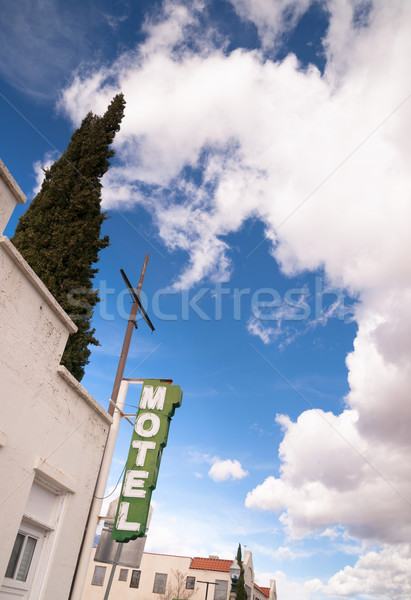 Neon motel imzalamak mavi gökyüzü beyaz bulutlar Stok fotoğraf © cboswell