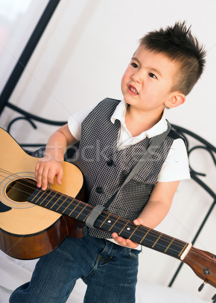 Plein taille guitare dents jouer [[stock_photo]] © cboswell