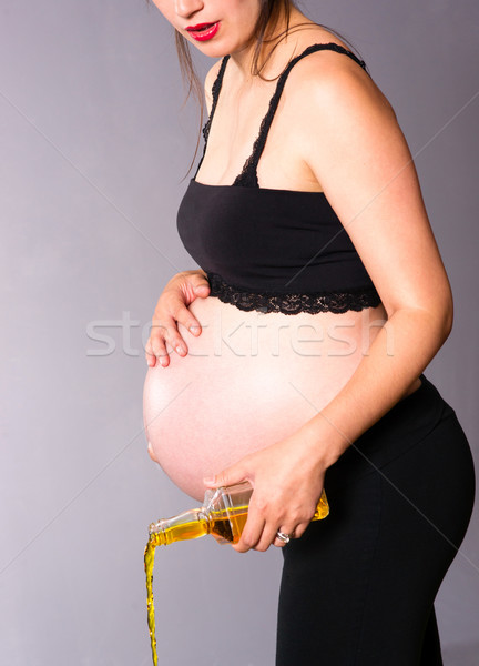 Zwangere vrouw baby alcohol whiskey fles verticaal Stockfoto © cboswell